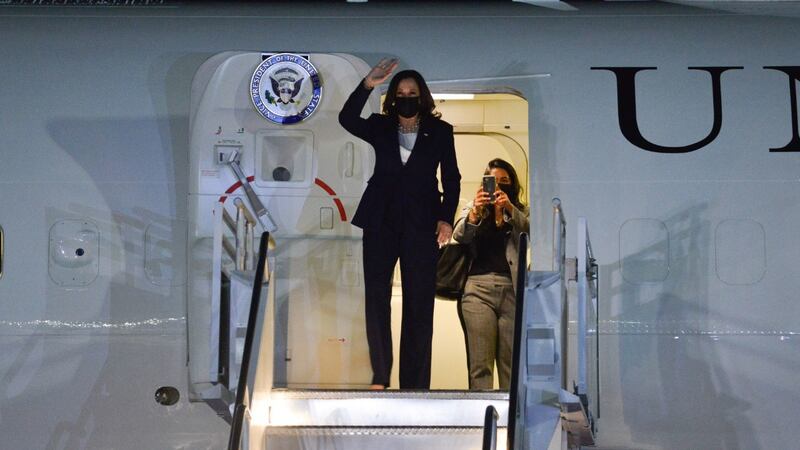 Kamala Harris, vicepresidenta de EU, aterriza en México