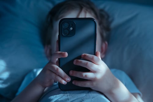 ¿Tu hijo no puede dejar el celular? Especialistas explican cómo detectar una adicción a las pantallas