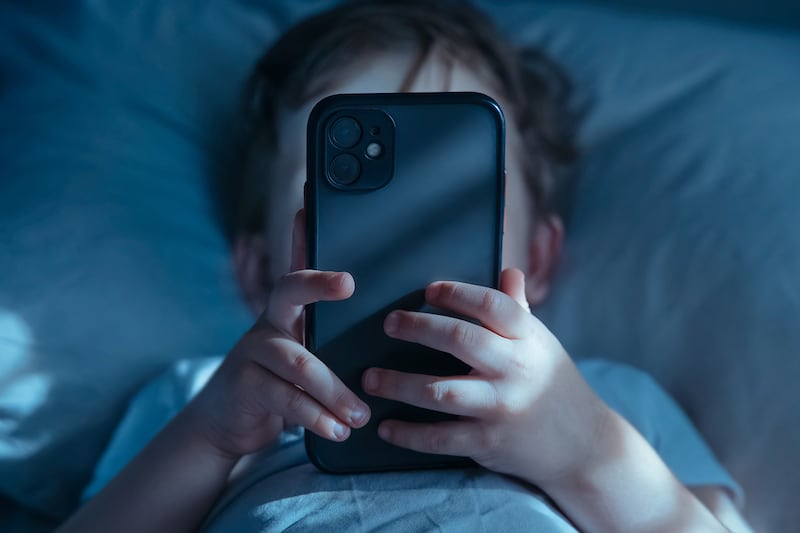 ¿Tu hijo no puede dejar el celular? Especialistas explican cómo detectar una adicción a las pantallas