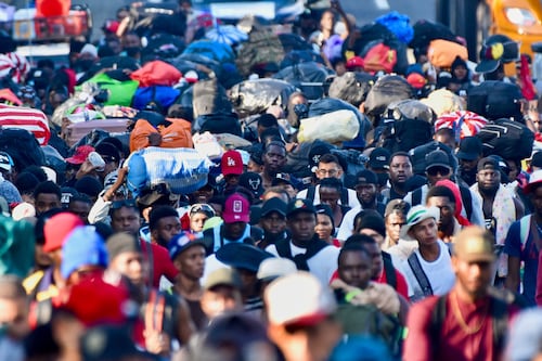 Caravana migrante sale de Chiapas: Haitianos encabezan el grupo que busca llegar a grandes ciudades