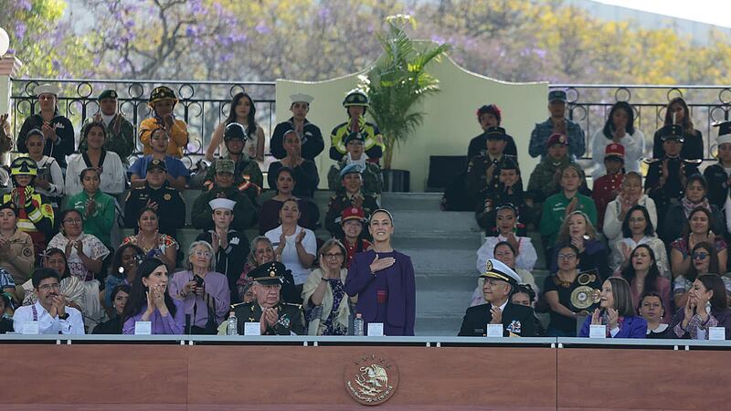‘Cuando una avanza, avanzamos todas’: Sheinbaum reconoce a las mujeres de las Fuerzas Armadas en el 8M