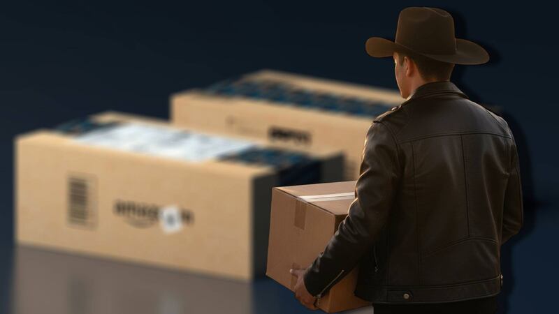 ‘Bien forrados los paquetes van’: Regulo Caro, cantante de corridos, trabaja como repartidor