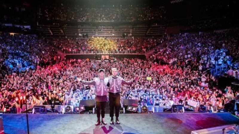 Tyler Joseph, de Twenty One Pilots, se cae en el escenario durante concierto en Cleveland