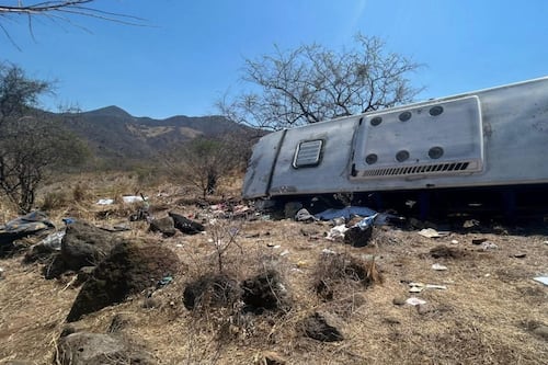 Volcadura de autobús turístico en Nayarit deja 11 muertos y al menos 16 personas lesionadas