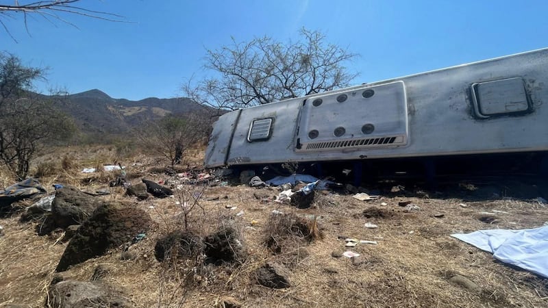 Volcadura de autobús turístico en Nayarit deja 11 muertos y al menos 16 personas lesionadas