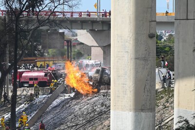 Derivado de la volcadura de una pipa en el Puente de la Concordia, alcaldía Iztapalapa, se registró una explosión en la zona que provocó que varios vehículos quedarán calcinados, con saldo de cuatro personas muertas  (FOTO: AGENCIA CUARTOSCURO)