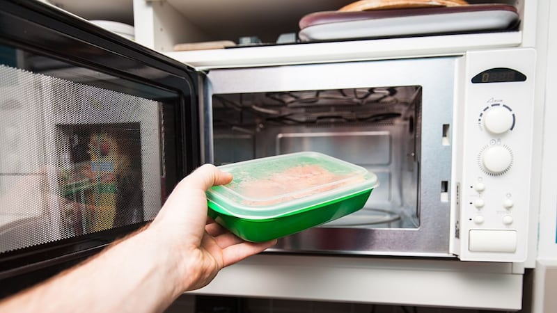 ¿Cómo saber si un recipiente es apto para microondas?