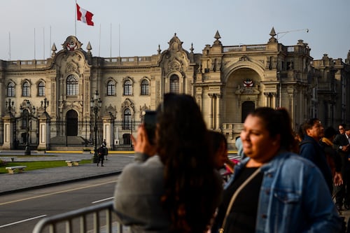 Peruanos 'hacen fiesta' por cierre del Congreso, la institución más odiada del país