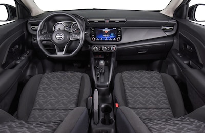 Pantalla central táctil Nissan Kait 2027 mostrando menú con Apple CarPlay Android Auto YouTube y Bluetooth controles de aire acondicionado manual debajo SUV subcompacto con conectividad inalámbrica