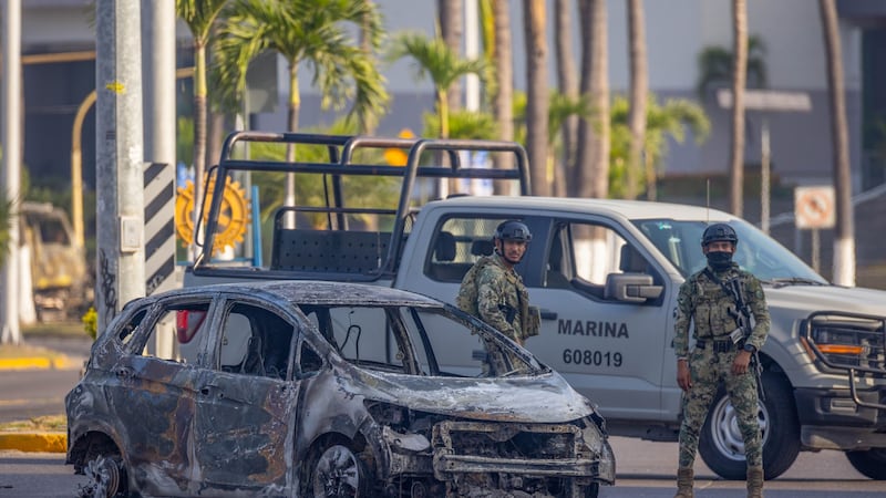 Liberan a 11 policías de Michoacán que facilitaron narcobloqueos del CJNG tras la muerte de ‘El Mencho’