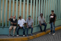 Migrantes cubanos son deportados de EU y enviados a Villahermosa: ‘Nos soltaron en la calle’