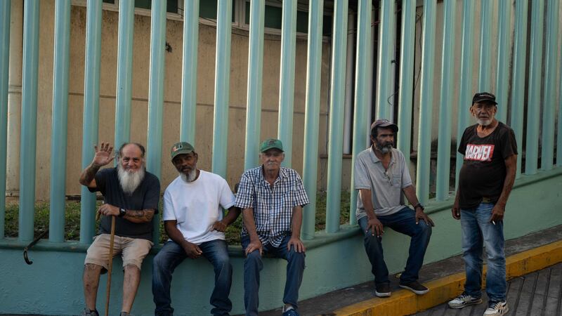 Migrantes cubanos son deportados de EU y enviados a Villahermosa: ‘Nos soltaron en la calle’