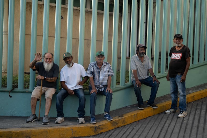 Migrantes cubanos son deportados de EU y enviados a Villahermosa: ‘Nos soltaron en la calle’
