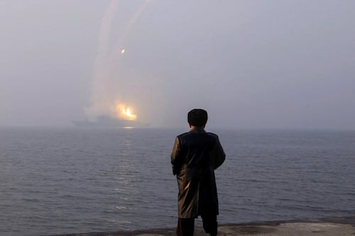 Kim Jong-un advierte que su Marina está equipada con armas nucleares... tras realizar pruebas con misiles