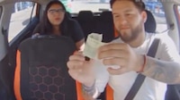 VIDEO: pasajera intenta estafar a conductor de Didi con billete falso y lo amenaza con denunciarlo