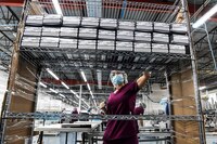 Empleo en EU se fortalece en abril: Registra 253 mil puestos