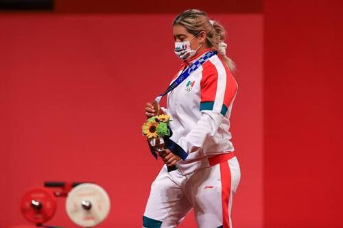 Aremi Fuentes, bronce en Tokio 2020, recibe de Gobierno de BC un cheque ‘de chocolate’ y sin fondos