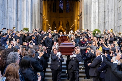 Willie Colón fue despedido por sus seguidores fuera de la iglesia de San Patricio, ubicada en Nueva York. (Foto: EFE/Cuartoscuro)