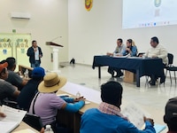 Evelyn Salgado Pineda se reunió en Chilpancingo con pobladores de la Sierra que mantenían un bloqueo
