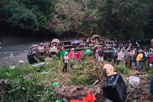 Autobús con pasajeros se desbarranca y vuelca en Veracruz: Hay 10 muertos y 32 heridos