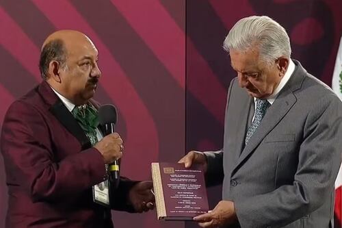 No tan rápido, ‘Lord Molécula’: Escuela de Periodismo Carlos Septién desconoce la tesis que le presumió a AMLO