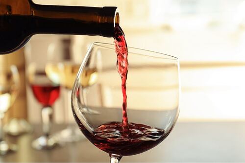 Estos son los 4 errores más comunes al elegir una botella de vino, según una sommelier