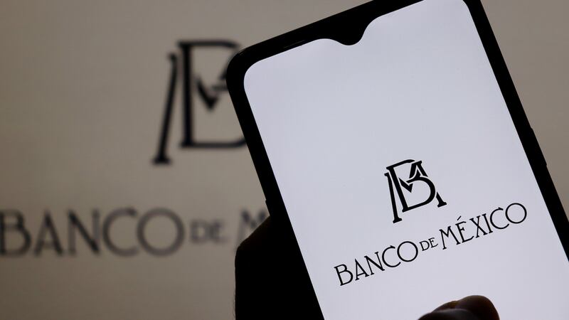 ¿Multas por usar celular en bancos? Es Fake y podría ser un fraude