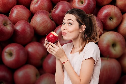 ¿Qué le pasa a tu cuerpo si comes una manzana con cáscara todos los días?