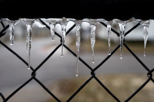 Frío ártico llega a EU: Primera ola afecta a 200 millones de personas con nevadas