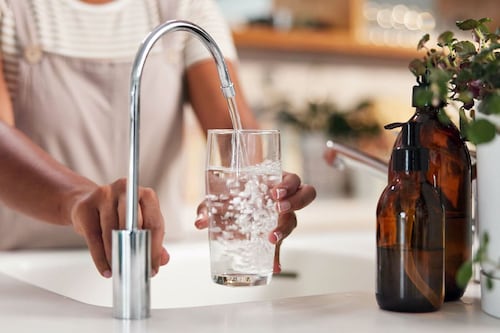 Agua contaminada en Jalisco: Secretaría de Salud local recomienda uso de agua de garrafón en estos casos