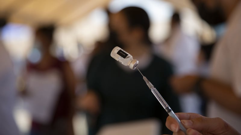 COVID-19: Inmunidad natural vs. inmunidad por vacuna, ¿cuál es mejor?