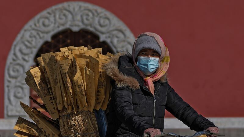 COVID en China: Combaten pico de contagios con más cuarentenas y restricciones en viajes