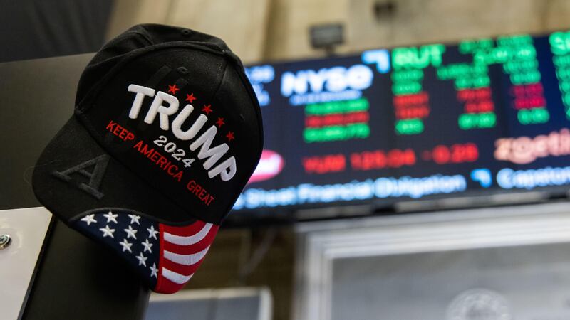 Wall Street cierra ‘firme’ previo a anuncio del nuevo esquema de aranceles de Trump