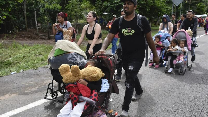 Frontera de EU y México ‘está quebrada’; la solución está en el sur mexicano, ‘aconseja’ Ken Salazar