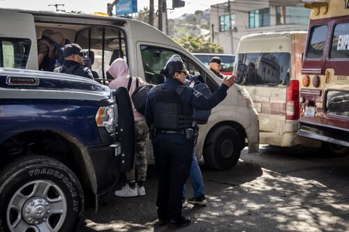 EU detiene a 72 migrantes en club nocturno vinculado al cartel de Los Zetas; denunciaron tráfico de armas