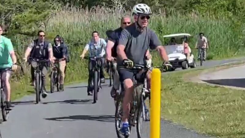 ‘Estoy bien’: Captan caída de Joe Biden tras paseo en bicicleta