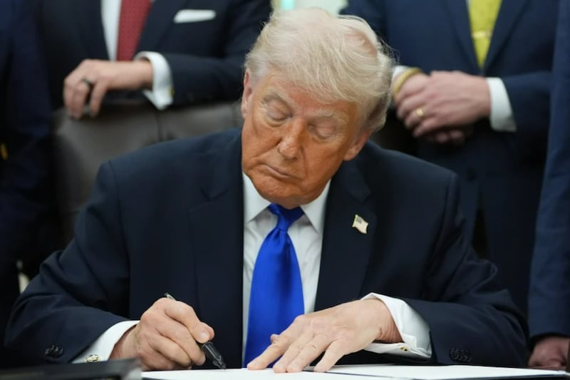 Trump ‘se la aplica’ a Europa: Aumenta arancel al 25% a autos y camiones de la Unión Europea