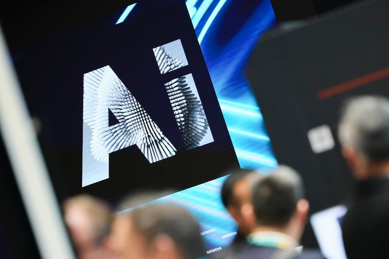 IA no sustituirá a los trabajadores humanos, dice economista de OpenAI, dueña de ChatGPT