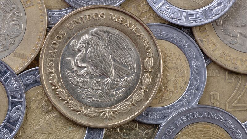 Peso ‘tropieza’ tras alza en tasa de interés de Banxico