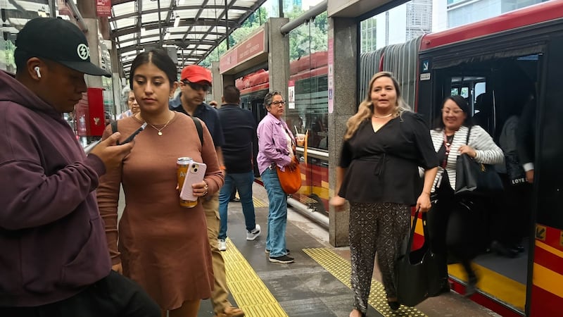 Chocan dos unidades de Metrobús en estación Nuevo León; hay 16 lesionados