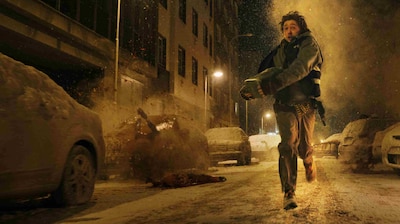 La nueva película de 'Resident Evil' sigue a Bryan, un hombre que intenta descubrir qué pasa a su alrededor cuando los muertos se levantan. (Foto: SonyPictures)
