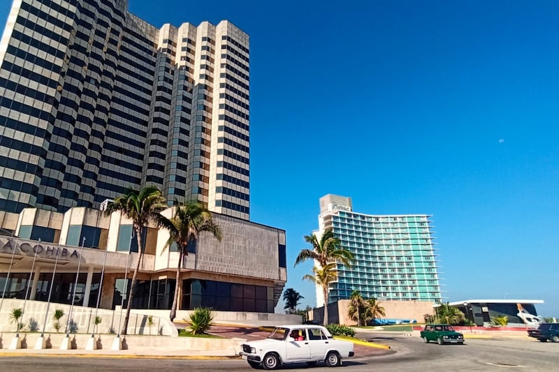 Díaz-Canel busca salvar sus hoteles tras sanciones de EU; abre la puerta a inversionistas cubanos