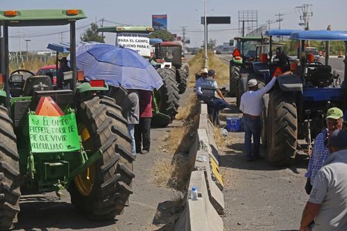 Más de 20 horas de bloqueos en carreteras por protestas de agricultores: Estas autopistas son afectadas