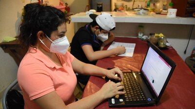 internet mujeres computadora