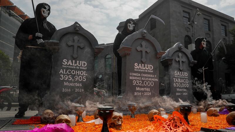 Activistas exigen al Gobierno de Sheinbaum regular bebidas azucaradas, alcohol y tabaco