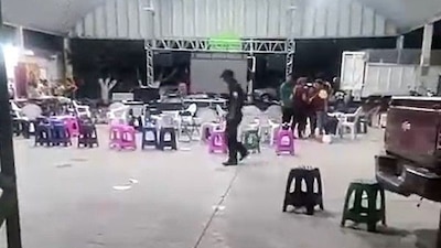 Atacaron a balazos a personas que observaban el partido de futbol de las selecciones de México contra Ecuador en cancha de usos múltiples, el saldo preliminar es de dos personas muertas y cinco lesionadas. El ataque armado fue en la cancha de Puentecillas, en la colonia Rancho Nuevo, presuntamente una de la victimas es un hombre identificado como Miguel Ángel Tijera, asistente del diputado federal Agustín Alonso . Una mujer identificada como Sandy Fernández, aspirante a la presidencia municipal, resulto herida. Fotograma tomado de un video difundido en redes sociales después del ataque. (FOTO: REDES/CUARTOSCURO)