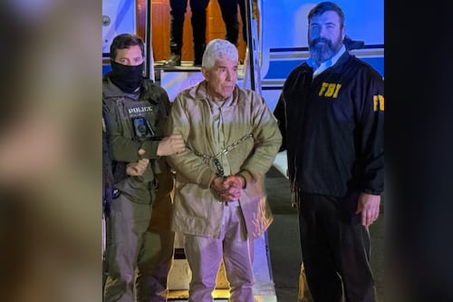 Con cadenas y esposado: Así llegó Caro Quintero a Nueva York tras ser extraditado desde México (VIDEO)