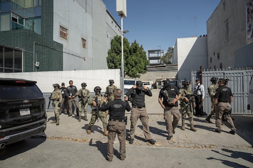Ernesto ‘N’, exgobernador de BC acusado de huachicol fiscal, es trasladado a la CDMX