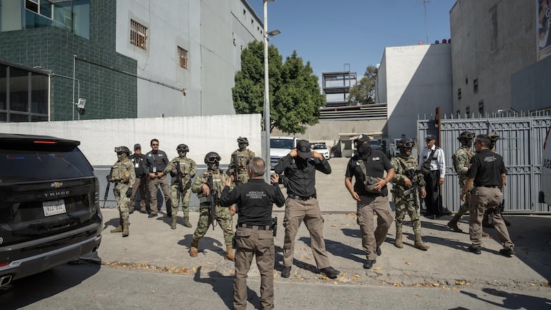 Ernesto ‘N’, exgobernador de BC acusado de huachicol fiscal, es trasladado a la CDMX