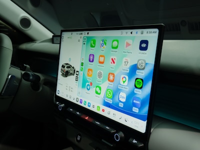 Pantalla táctil central de un Hyundai mostrando íconos de aplicaciones como Teléfono, Mapas y WhatsApp